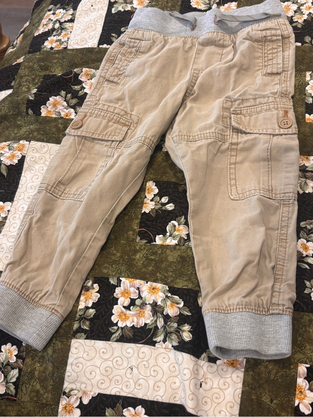 wonder nation Beige Cargo Jogger Sweatpants with Gray Ribbed Waistband & Cuff 3T